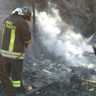 Savona, incendio baracca in località San Bernardo in Valle: mobilitati i vigili del fuoco (FOTO e VIDEO)