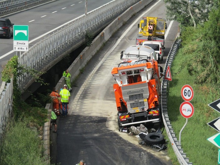 Incidente sulla A10, chiusa l'uscita Savona Vado: traffico paralizzato sulla via Aurelia Incidente sulla A10, chiusa l'uscita Savona Vado: traffico paralizzato sulla via Aurelia