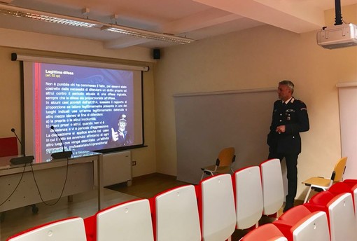 Proseguono con successo gli incontri dei carabinieri con la cittadinanza di Cairo Montenotte Proseguono con successo gli incontri dei carabinieri con la cittadinanza di Cairo Montenotte