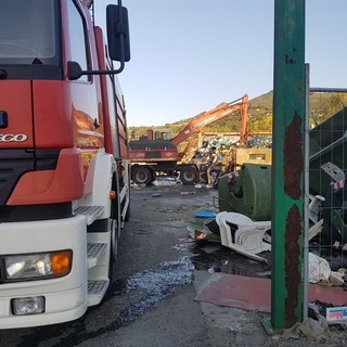 Ennesimo incendio alla SARR di Cenesi. Il proprietario: “Siamo costretti ad andarcene” (FOTO VIDEO)