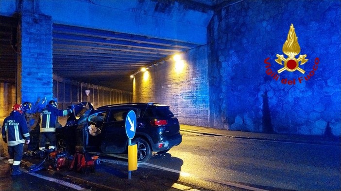 Auto contro il pilastro della galleria in via Vittime di Brescia: i vigili del fuoco estraggono il conducente Auto contro il pilastro della galleria in via Vittime di Brescia: i vigili del fuoco estraggono il conducente
