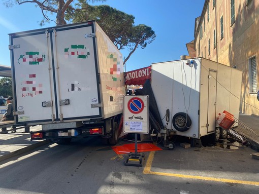 Albenga, calcola male le distanze e con il camion centra un banco di bomboloni Albenga, calcola male le distanze e con il camion centra un banco di bomboloni