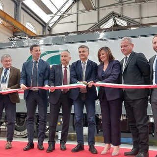 Alstom Vado Ligure, consegnata la prima locomotiva Traxx Universal DC con sistema Ultimo Miglio per aree non elettrificate (FOTO)