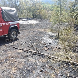 Cairo, spento l'incendio di località Sant'Anna, si procede con le operazioni di bonifica