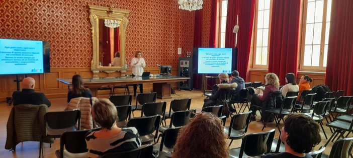 Savona incontri sul porta a porta, i dubbi dei commercianti: "Abbiamo poco spazio, non sappiamo dove tenere i mastelli"