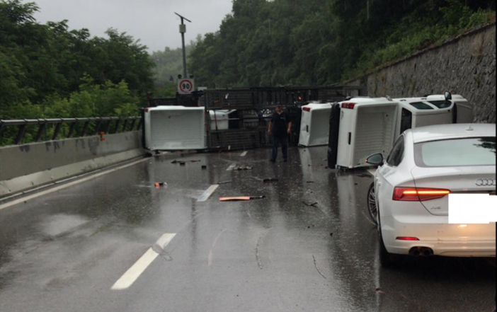 Bisarca carica di vetture si ribalta sulla A6: autostrada chiusa tra Ceva e Millesimo