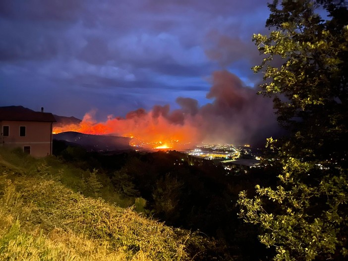 Continua a bruciare l'entroterra albenganese: ripresi i lanci aerei, una settantina le persone evacuate (FOTO e VIDEO)