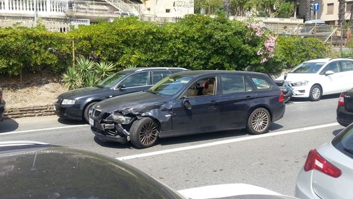 Tragedia sfiorata ad Alassio: auto invade la corsia opposta