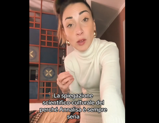 Perchè Annalisa è sempre seria? Influencer genovese ironizza: "E' ligure, è normale", e la cantante risponde: "Sorridiamo solo se lo sentiamo davvero"