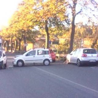 Carcare, auto a forte velocità scontra una vettura in coda sulla provinciale: un ferito