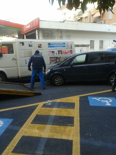 Alassio: malore alla guida, auto finisce contro un furgone parcheggiato
