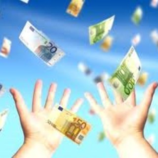 Crisi: italiani più poveri e infilici, risparmio su tutto ma boom di scommesse