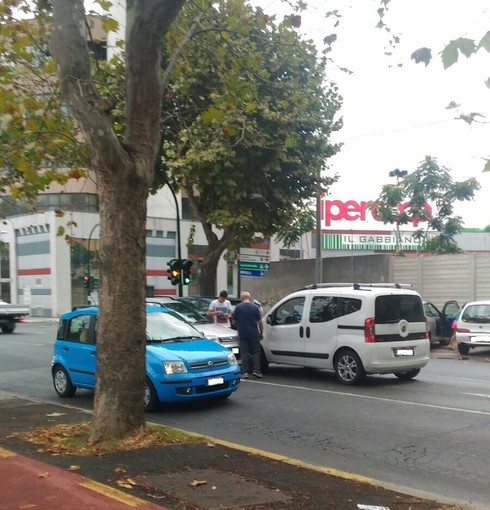 Prende l'incrocio ad alta velocità e scontra un'altra auto: incidente in corso Ricci a Savona