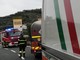 Guasto al camion: autotrasportatore contro il guard rail all'uscita autostradale di Pietra Ligure