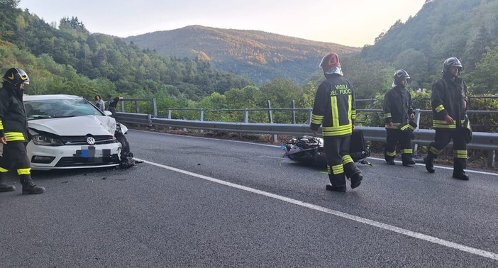 Grave incidente a Murialdo, scontro tra auto e moto: soccorsi mobilitati (FOTO)