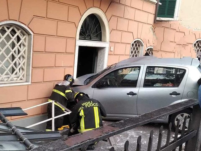 Celle, auto sbanda e si schianta contro un palazzo in via Matteotti, leggermente ferita la conducente Celle, auto sbanda e si schianta contro un palazzo in via Matteotti, leggermente ferita la conducente