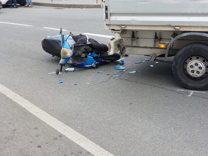 Savona, scontro tra camioncino e scooter in via Tissoni: un ferito in codice rosso (FOTO)