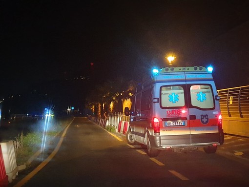 Finale, si schiantano nella notte con lo scooter contro un palo: coppia in ospedale