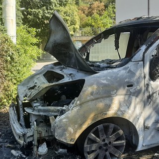 Auto in fiamme ad Albisola Superiore