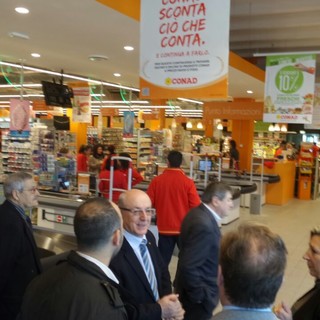 Toirano, tentano di portare via bottiglie di alcolici senza pagare: intervento dei Carabinieri Toirano, tentano di portare via bottiglie di alcolici senza pagare: intervento dei Carabinieri