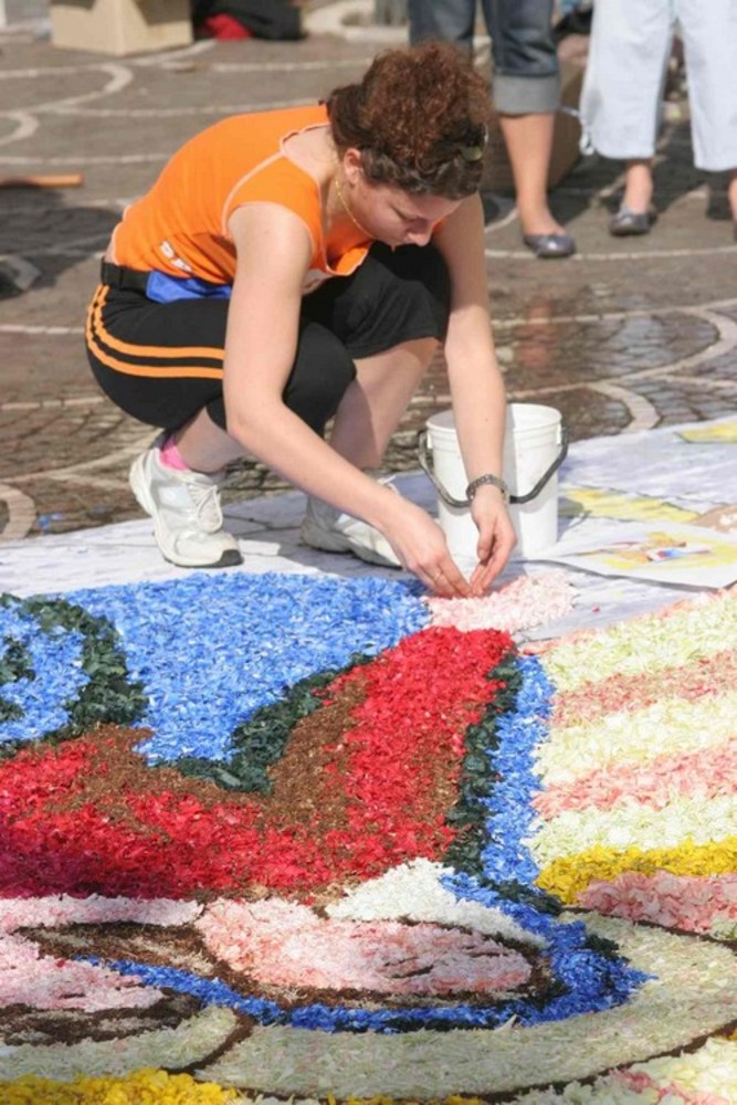 Pietra: tutto pronto per la grande infiorata in città Pietra: tutto pronto per la grande infiorata in città