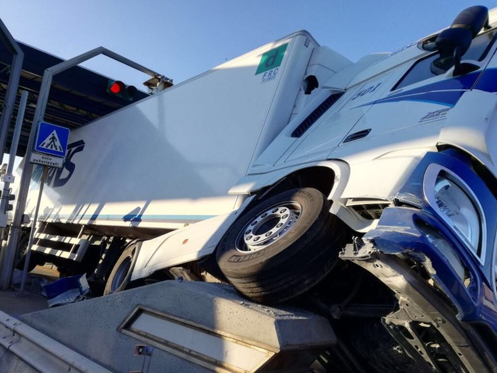 Incidente al casello autostradale di Savona: coinvolto un autoarticolato (FOTO)
