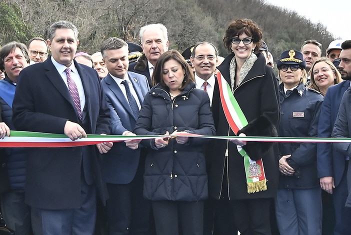 Scontro Toti/De Micheli sulle infrastrutture: "Snobba i più importanti progetti del Ponente Ligure" Scontro Toti/De Micheli sulle infrastrutture: "Snobba i più importanti progetti del Ponente Ligure"