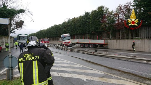 Camion perde controllo sulla strada di scorrimento veloce a Vado: traffico paralizzato (FOTO e VIDEO) Camion perde controllo sulla strada di scorrimento veloce a Vado: traffico paralizzato (FOTO e VIDEO)