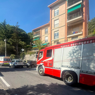 Fiamme in un appartamento di via Pineta: intervento di Vigili del fuoco e sanitari a Finale Ligure