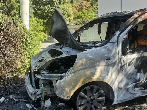 Auto in fiamme ad Albisola Superiore
