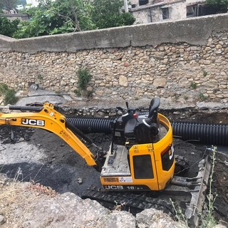 Albenga, sostituzione di oltre 10 metri di tubo fognario in via Carpaneto