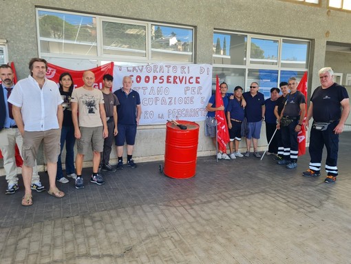Savona, in stazione la protesta dei lavoratori Coopservice: "Grave situazione occupazione, silenzio assordante di Trenitalia ci lascia sconcertati" Savona, in stazione la protesta dei lavoratori Coopservice: "Grave situazione occupazione, silenzio assordante di Trenitalia ci lascia sconcertati"