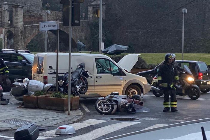 Incidente in corso Mazzini a Savona, dito puntato sulla sicurezza stradale. Assessore Pasquali: "Si può pensare di mettere il limite a 30 km/h"