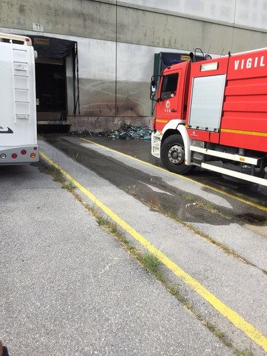 Villanova d'Albenga, rifiuti a fuoco all'esterno della ditta Tecnova: intervento dei vigili del fuoco