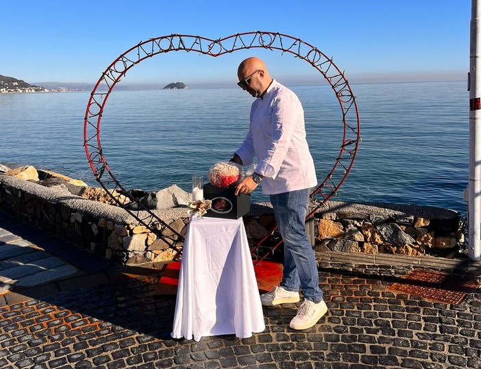 A Laigueglia shooting fotografico per il panettone "griffato" Antiche Vie del Sale A Laigueglia shooting fotografico per il panettone "griffato" Antiche Vie del Sale