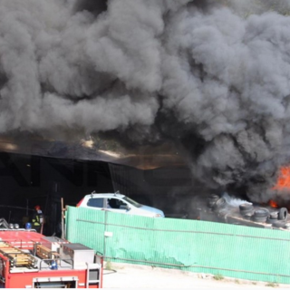 Una scintilla scatena l'incendio che distrugge completamente l'autorimessa 'Santamaria' a Taggia intervento dei vigili del fuoco di Savona in supporto