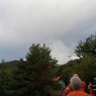 Incendio boschivo tra Sassello e Pareto: notte di lavoro per vigili del fuoco e volontari (FOTO e VIDEO)