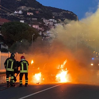 Incidente sull'Aurelia a Borgio Verezzi: un'auto va in fiamme (FOTO)