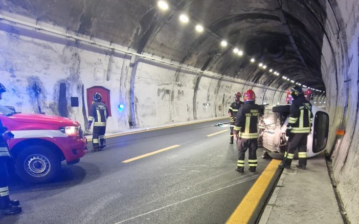 Scontro tra auto, una si cappotta: incidente in A10 Scontro tra auto, una si cappotta: incidente in A10