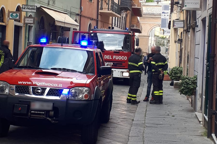Finale, incendio in un negozio di kebab: intervento dei vigili del fuoco Finale, incendio in un negozio di kebab: intervento dei vigili del fuoco