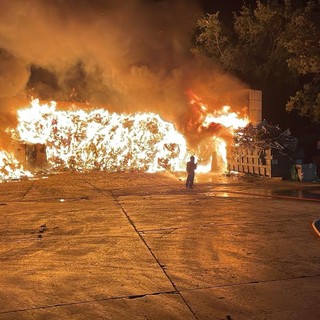Incendio in un’isola ecologica a Cenesi, Vigili del fuoco in azione (FOTO)