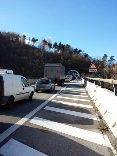 Grave incidente sulla Torino-Savona: furgone incastrato sotto un bilico a Roccavignale