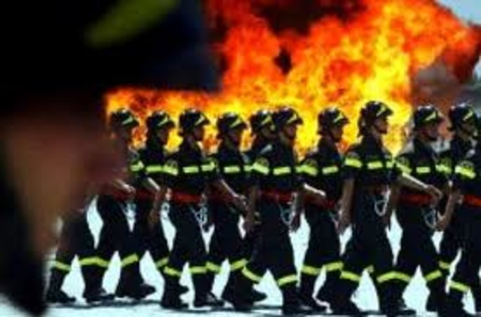 La Liguria brucia e i Vigili del Fuoco sono senza stipendio