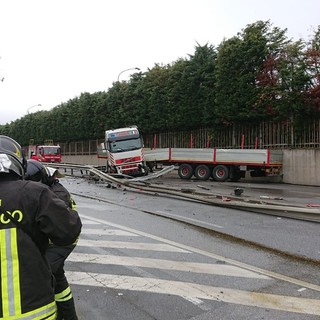 Camion perde controllo sulla strada di scorrimento veloce a Vado: traffico paralizzato (FOTO e VIDEO) Camion perde controllo sulla strada di scorrimento veloce a Vado: traffico paralizzato (FOTO e VIDEO)