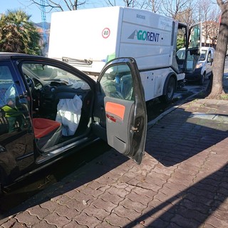 Albenga, scontro tra auto e spazzatrice Sat in viale 8 Marzo