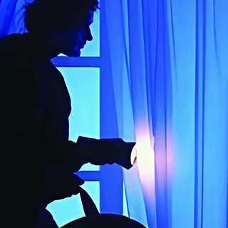 Ladro incappucciato si introduce in casa, il proprietario lo sorprende e costringe alla fuga