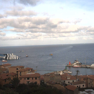 Concordia, riprese le ricerche. Schettino: fu la Costa a chiedere l'inchino