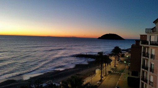 Giornate fredde e terse, ecco la Corsica che "affianca" l'isola Gallinara