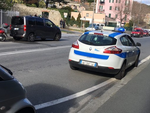 Savona, auto si ribalta su un fianco: un codice giallo al San Paolo Savona, auto si ribalta su un fianco: un codice giallo al San Paolo
