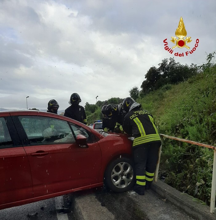 Savona, auto contro il marciapiede a Legino: mobilitati vigili del fuoco, sanitari e polizia municipale (FOTO)